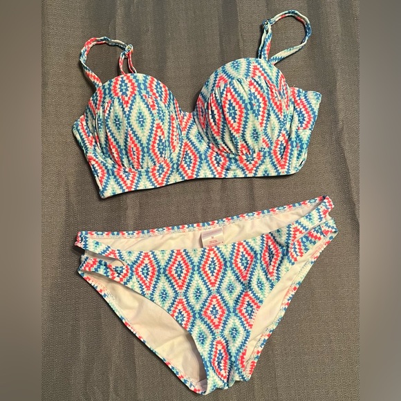 bikini - Picture 1 of 8